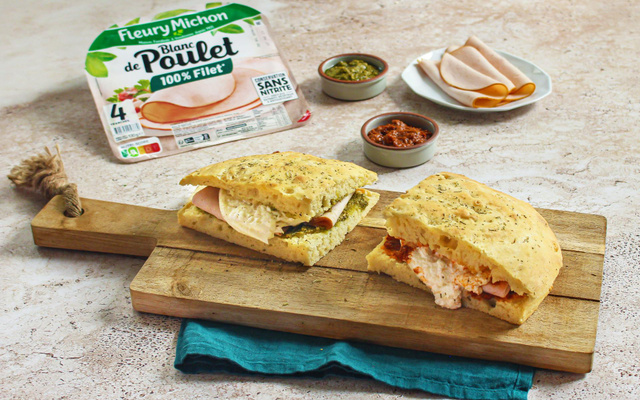 Focaccia sandwich au blanc de poulet et burrata