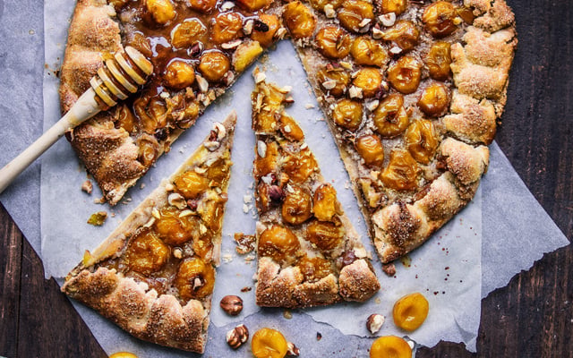 Tarte rustique aux mirabelles, noisettes et miel