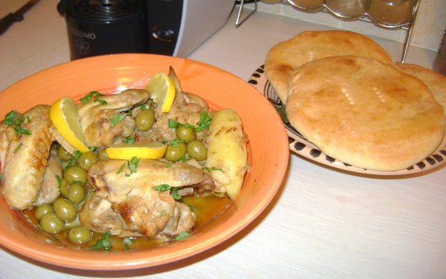 Poulet aux olives et son pain tabouna