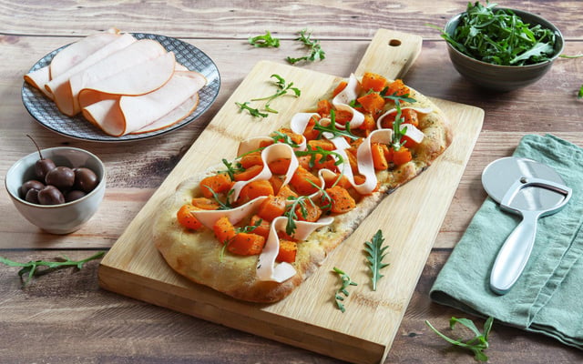 Focaccia garnie aux tranches de blanc de poulet, butternut rôti et roquette
