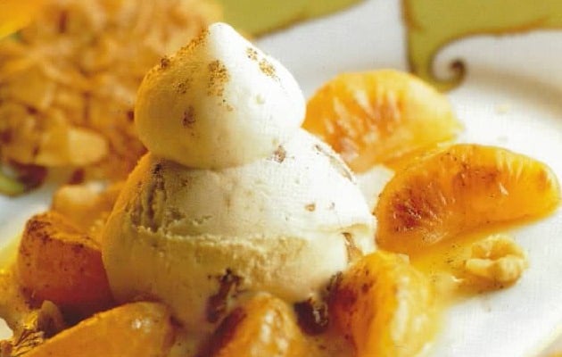 Glace aux noix et clémentines poêlées