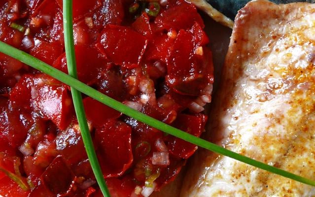Filets de maquereaux aux épices à colombo et tartare de tomates au citron vert
