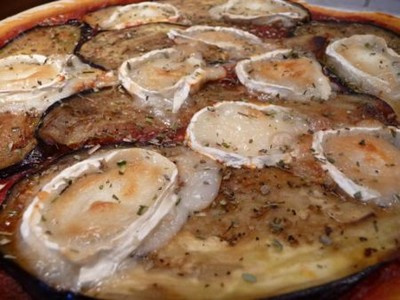 Pizza aux aubergines marinées grillées et au chèvre