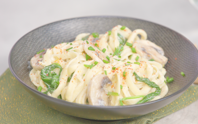 Linguines aux champignons, crème d'amandes et épinards