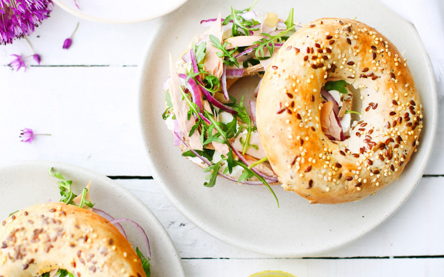 Bagel cream cheese, oignon rouge, salade roquette et thon