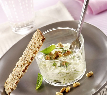 Crème de concombre à la menthe aux grains de soja et tartine 3 céréales