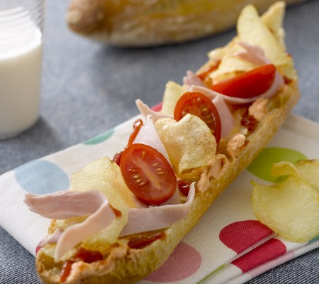 Tartine de fromage frais, jambon à l'os et chips écrasées
