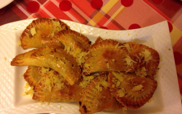 Empanadas à l'agneau, aubergine & moutarde