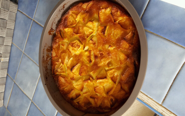 Gâteau moelleux et caramélisé aux pommes