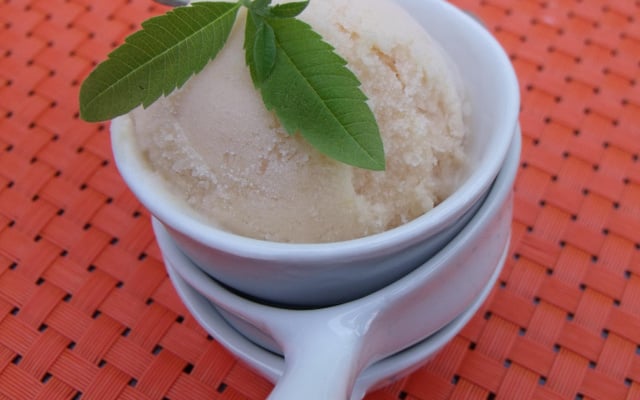 Glace pêche-verveine