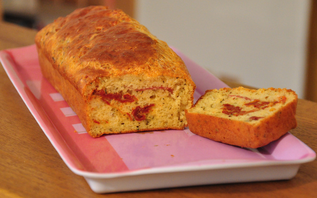 Cake aux tomates séchées et au jambon cru