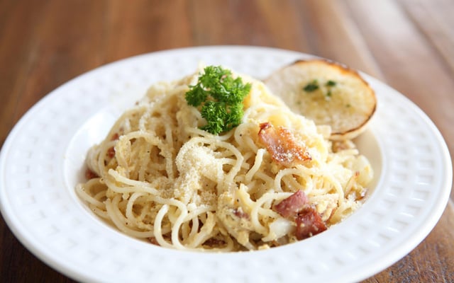 Sauce carbonara au fromage râpé