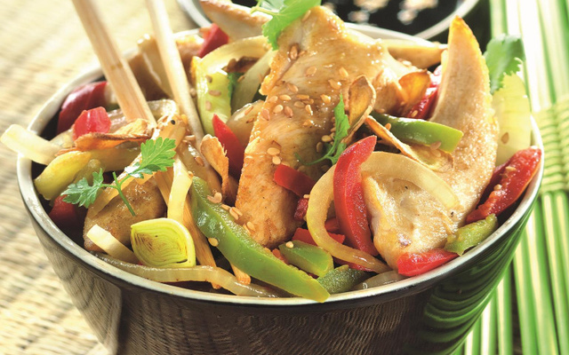 Wok d'aiguillettes de poulet gingembre