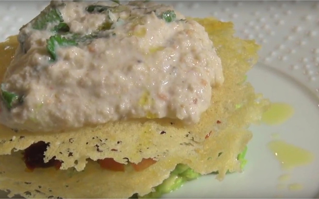 Mille-feuille crabe-avocat, tuiles parmesan