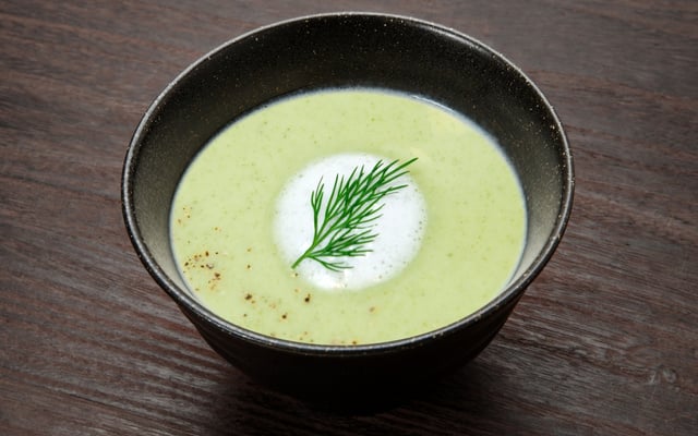 Soupe froide de cosses de petits pois à la coriandre
