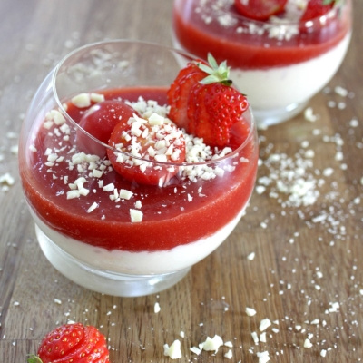 Panna cotta au chocolat blanc, fraises & tomates cerises