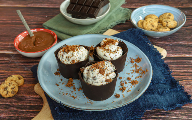 Dessert en coques de chocolat à la stracciatella de ricotta