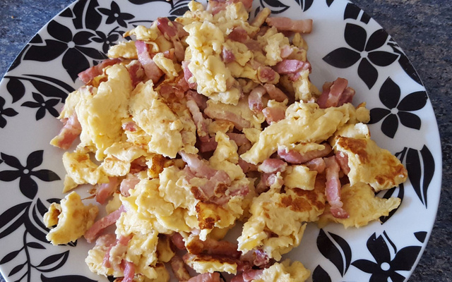 L'omelette brouillée aux lardons