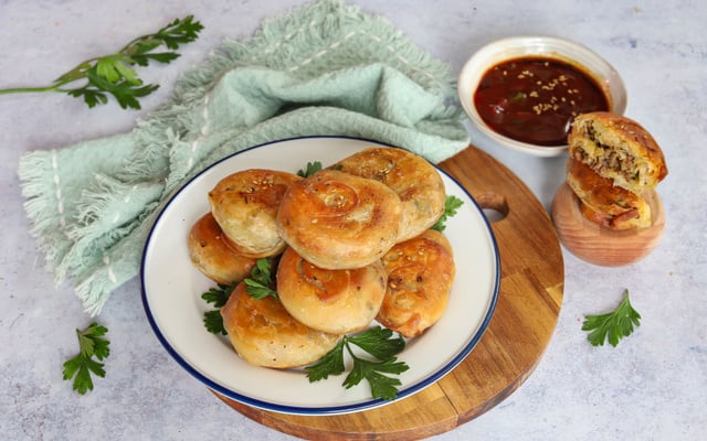 Pains à la poêle farcis à la viande hachée et aux poireaux