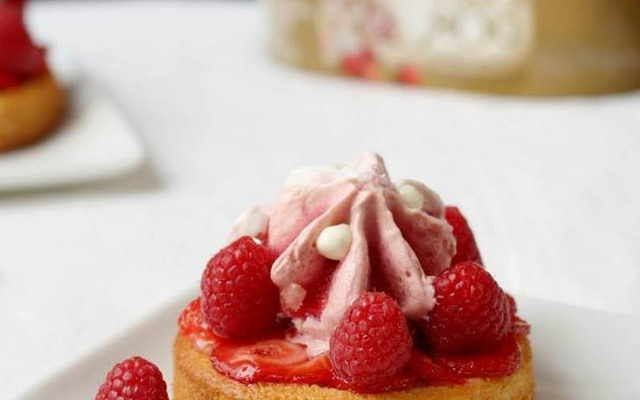 Tartes fruits rouges et glace Carte d'Or® façon glacier fraise et morceaux de meringue