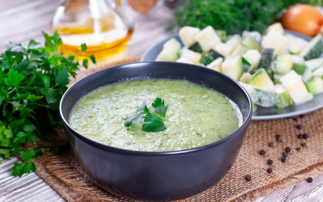 Gaspacho de courgettes à la menthe fraîche