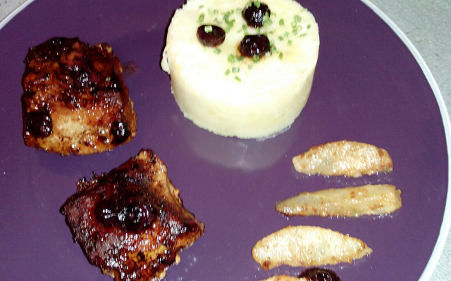 Pavé de sanglier et son jus de viande au vin rouge et myrtilles, écrasé de pommes de terre et poire épicée