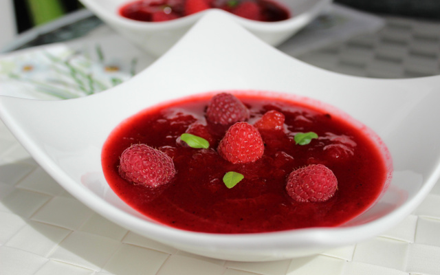 Soupe glacée aux fruits d'été