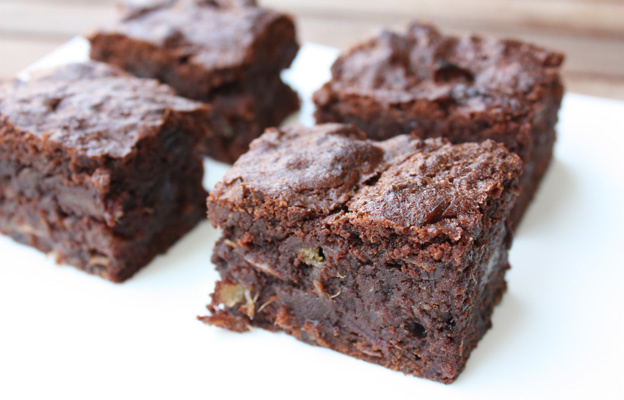 Brownie au chocolat, dattes et vin de noix