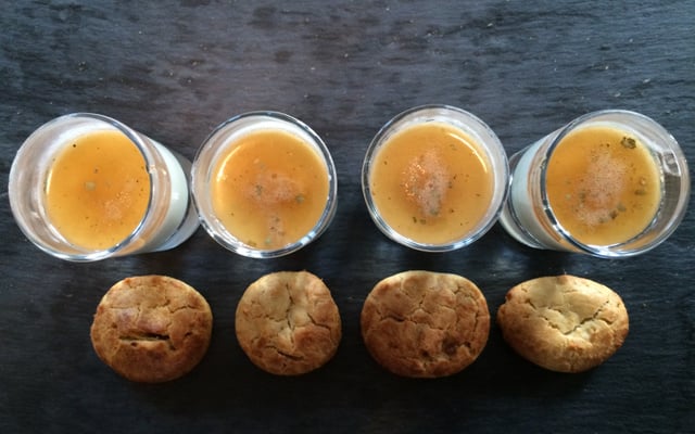 Panna cotta roquefort caramel au poivre accompagnée de sablés au foie gras