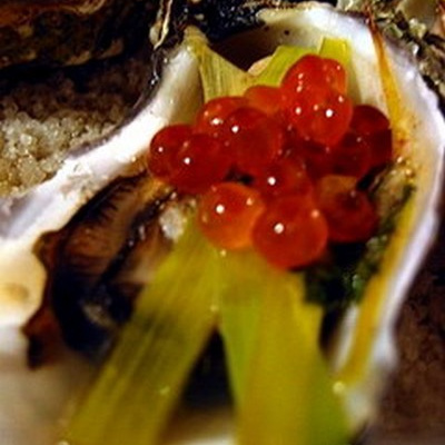 Huîtres farcies, julienne de poireau et œufs de saumon