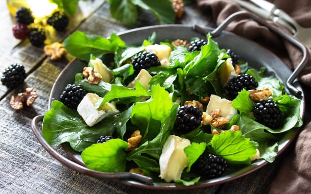 Salade de roquette au brie, noix et mûres