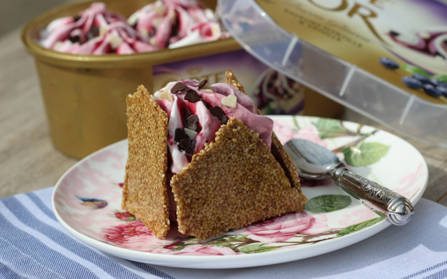 Folie douce et craquante de Glace Carte d'Or Façon Glacier Saveurs Myrtille et Vanille