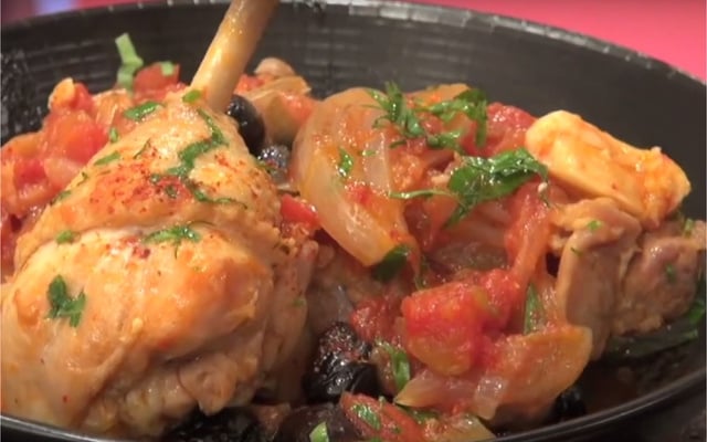 Poulet aux olives et aux tomates