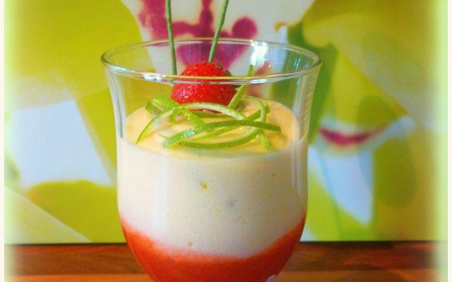 Mousse aérienne au citron vert sur lit de fraises caramélisées
