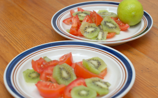 Tomates et kiwi en salade colorée
