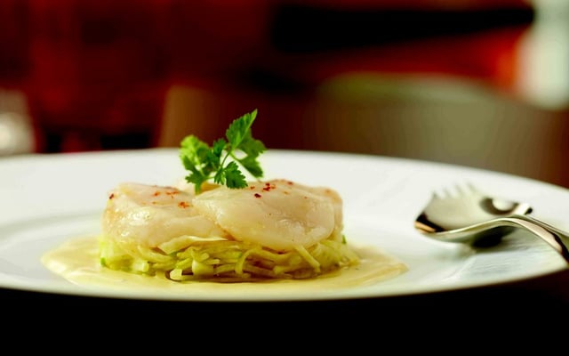 Noix de coquilles Saint-Jacques juste marinées, salade croquante d'endive, fenouil et pomme verte, vinaigrette à la moutarde à la truffe