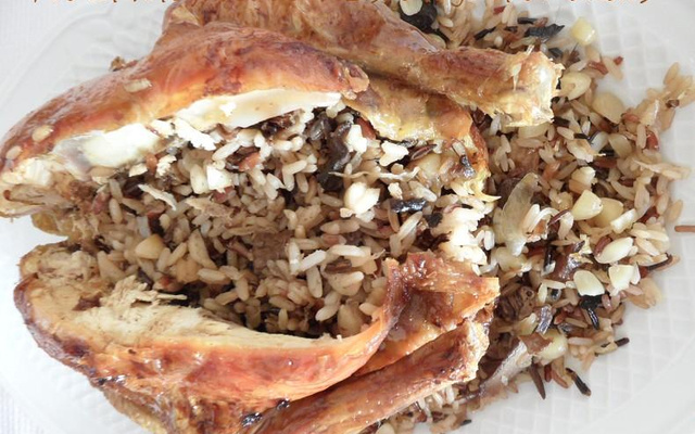 Poulet rôti farci au riz sauvage et amandes