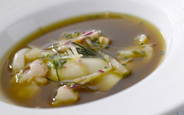 Raviole de chou-fleur, Fromage Fouetté Madame Loïk Radis Fines Herbes et bouillon de volaille au homard