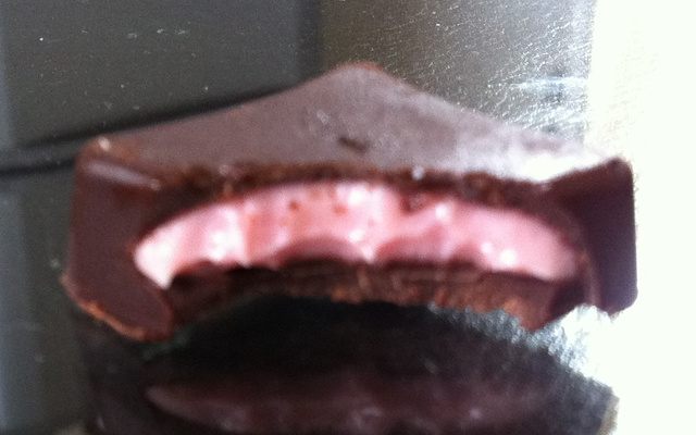 Chocolats noirs et roses