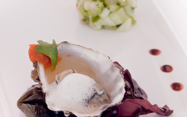 Huître tiède, semi-pris et écume de bouillon de coquillages 'Ariaké', mousse de carotte & agrumes, tartare 'granny-Smith'-céleri branche, et tuile de sarrasin aux algues