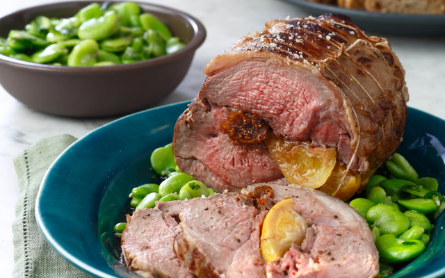 Rôti d’agneau  en croûte de sel de Guérande, citrons confits et figues