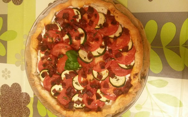 Tarte au chèvre, tomates et courgettes