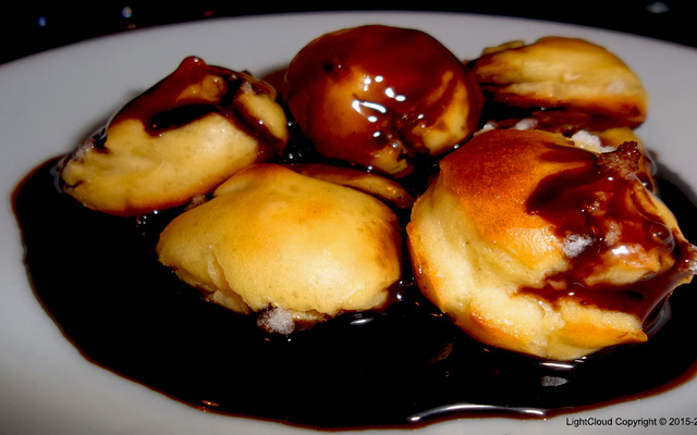 Profiteroles crème pâtissière, sauce chocolat