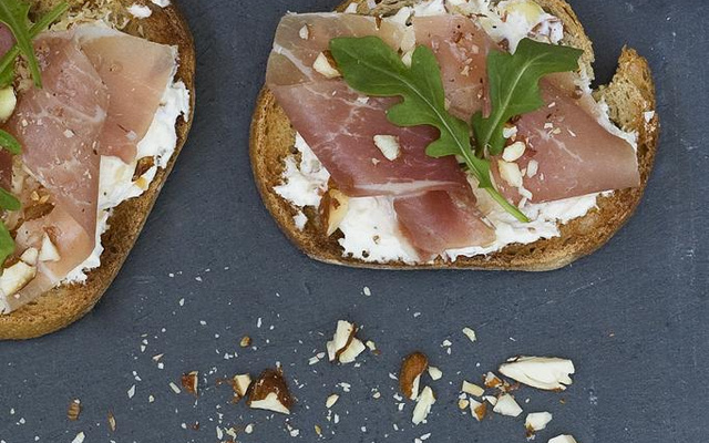 Recette des tartines au jambon de Bayonne, amandes et roquette