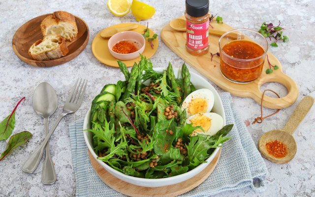 Salade composée aux légumes verts, lentilles et oeufs durs, vinaigrette à la Harissa à la rose