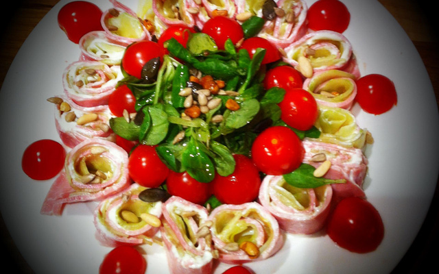 Salade aux rouleaux de jambon-fromage