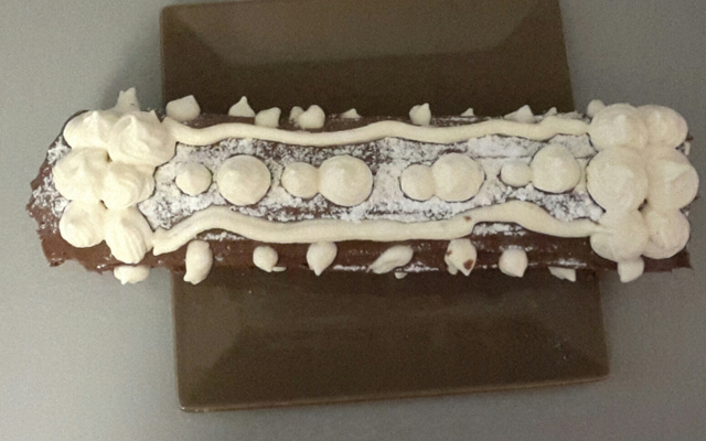 Bûche roulée au chocolat, crème légère saveur pain d'épices