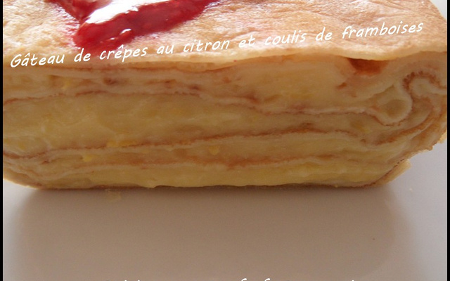 Gâteau de crêpes aux citrons et son coulis de framboises