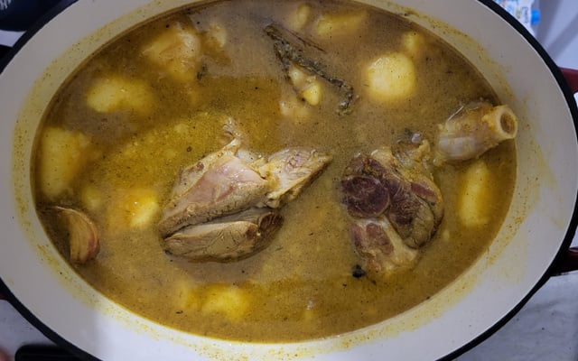 Tajine de souris d'agneau aux pruneaux et poires