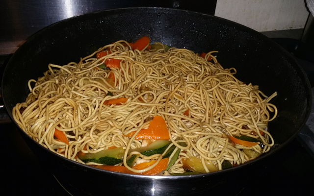 Nouilles sautées à la dinde et légumes